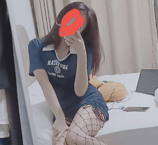 海角社区・把弟弟支到隔壁的房间然后爆操躲在床上的女儿