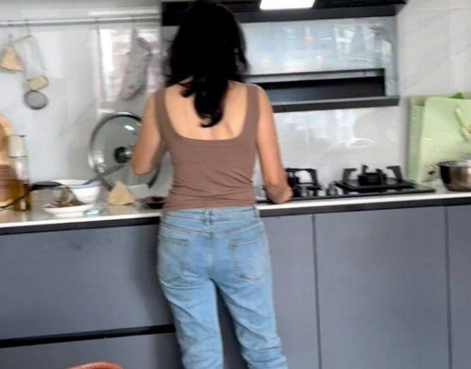 海角社区・看到妈妈跟爸爸在打电话就把老妈给强奸了老爸把我送进了医院