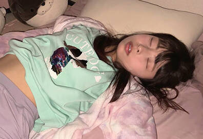 NEOS-009 つきまとい09 艶やかな黒髪にお行仪良く制服を着た眼镜文学美少女に近づき电车痴●。そして家までつきまとい窓の隙间から盗撮侵入し睡眠姦。