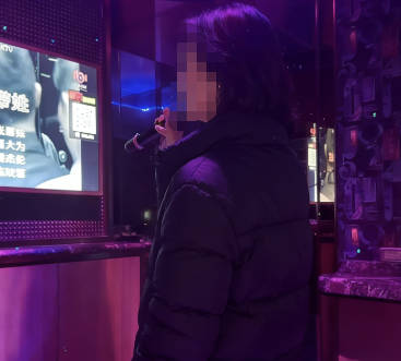 海角社区・老爸和骚货后妈走后・我和老妹在KTV边唱边干