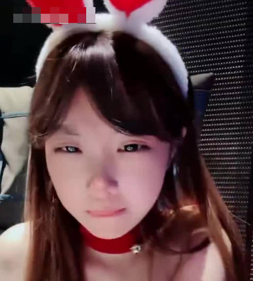 极品身材嫩妹身穿圣诞服和男友在KTV里疯狂做爱啪啪・大屌无情抽插