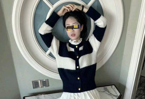 海角社区・搂着女儿在沙发上看她玩王者游戏・一番纠缠下终于修成正果内射了女儿