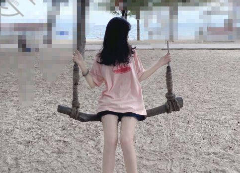 海角社区・爆操生气的女儿・女儿穿着学校艺术节留下的白色丝袜真是爽到怀疑人生