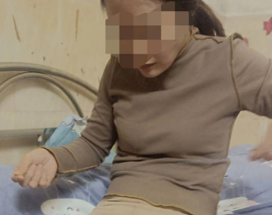 海角社区・以为妈妈有别的男人半夜跑来・最后是自己爬上妈妈的床