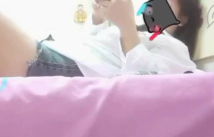 海角社区・老妈跟隔壁老王打电话聊骚・我他妈看不下去就把她强奸了・惊动隔壁的爸爸