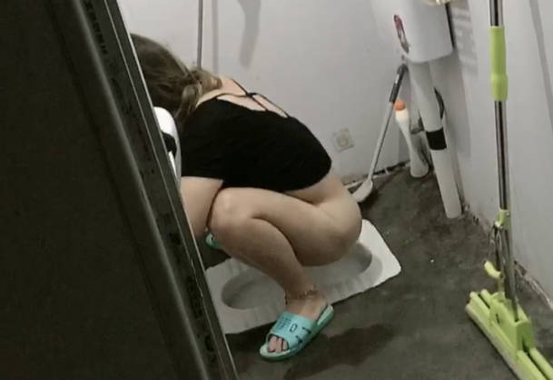 海角社区・偷拍妈妈洗澡・给妈妈灌醉强上