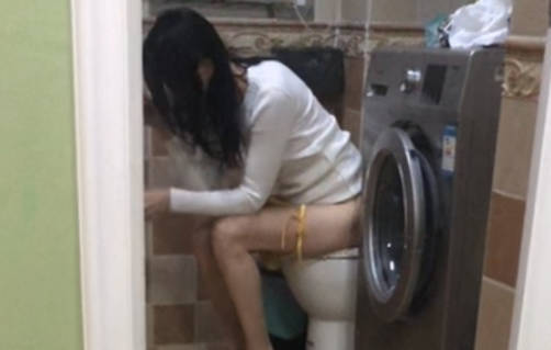 海角社区.马桶上疯狂捅正在撒尿的老娘最后射在肚子上