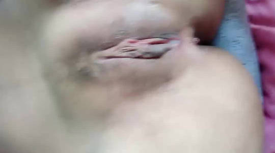 农民工兄弟为了在工地谋个好岗位・主动把自己还在读大学的眼镜反差婊表妹介绍给包工头老王・淫乐无套啪啪内射