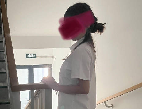 海角社区・刚考上大学的妹妹来到大城市・和我同居学校内做爱