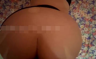 丈母娘看见姨夫大屌后想要勾引姨夫我把丈母娘拉进卧室一顿狂操