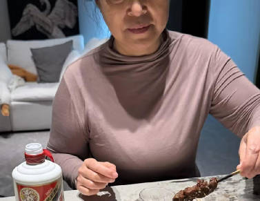 海角社区・把老妈灌酒了・终于完成了一次强奸・最后老妈被我干沦陷