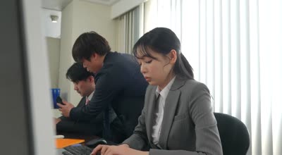 fns-031信頼していた上司に裏切られキメセク渍けで取引先にSEX上纳された美人女子社员 时田亜美