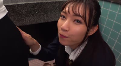 USAG-078 バレたらヤバイ！授業を抜け出してトイレで即尺フェラチオ！たっぷり舌上発射編