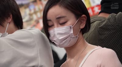 DANDY-991彼女が隣にいても構わずイケメン彼氏を背後からネチョいコネくり手コキで勃起誘惑する性欲熟女
