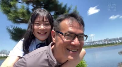 MUDR-293 背伸びざかりの制服少女は修学旅行を抜け出してパパ世代おじさんとベロチューデート 天沢りん