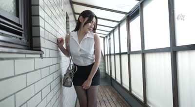 DASS-388 お尻が言うこと、聞かないんです。デカ尻に支配され、本能に抗えないムチムチお姉さんの誘惑。 森沢かな