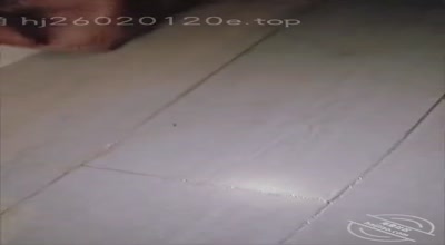 在小外甥面前操姐姐被他发现后他说不看我们他要看手机