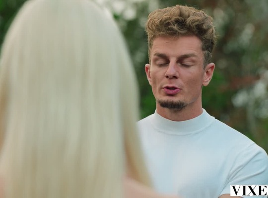 VIXEN2025-12-04调皮女大学生的放荡三人行