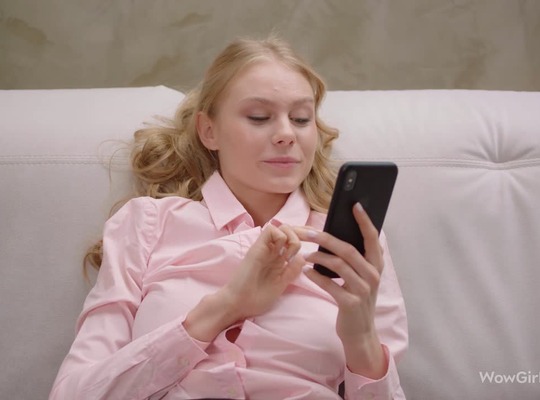 WOWGIRLS2020-01-13男子跪拜女子