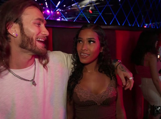 MOFOS2024-11-06被遗忘的女侍酒員