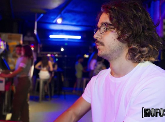MOFOS2024-11-18游戏街机酒吧