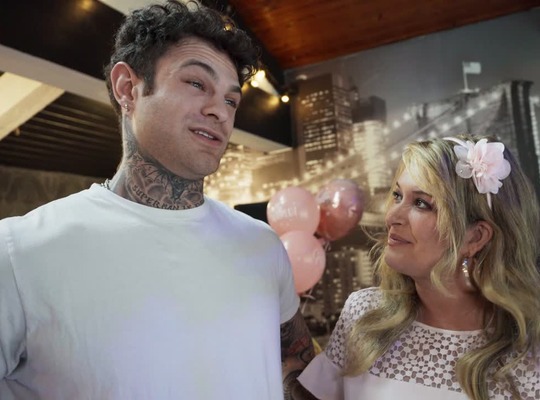 MOFOS2022-10-16烤箱里有面包脸上有蛋糕