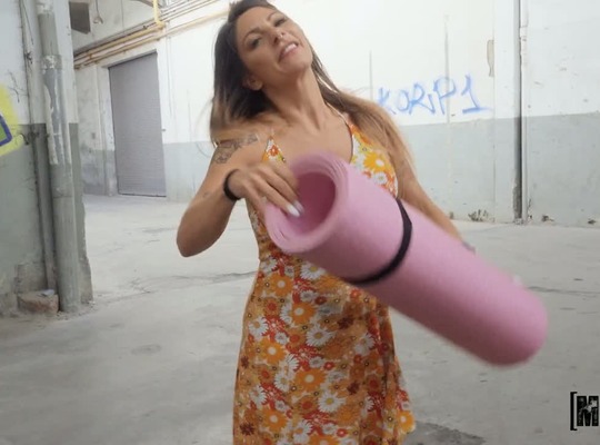 MOFOS2022-06-24纹身荡妇陷入狭小空间