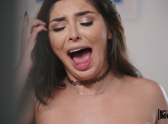 MOFOS2019-10-13偷窥衣橱色情狂