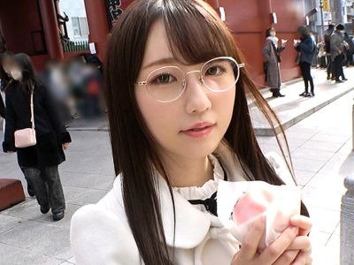 骑兵破解GANA-2860 マジ软派、初撮。 1923 ひかえめメガネ美少女をホテルに连れ込む背徳感！押しに弱すぎてされるがままに胸やお尻を揉まれ… 电マで潮吹きま