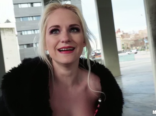 MOFOS2018-06-12意大利金发女郎爱户外性爱