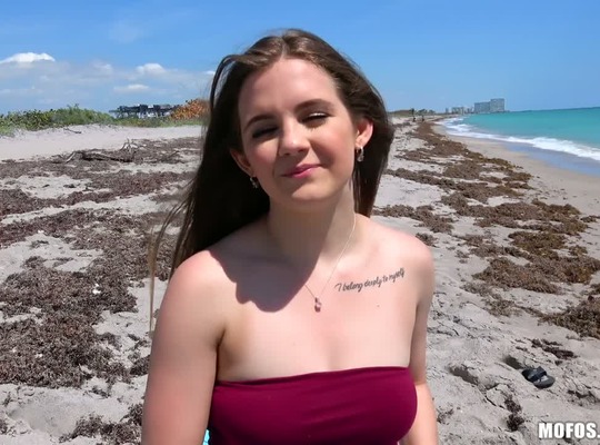 MOFOS2018-06-02青少年为了获得现金故意摆出翘臀姿势