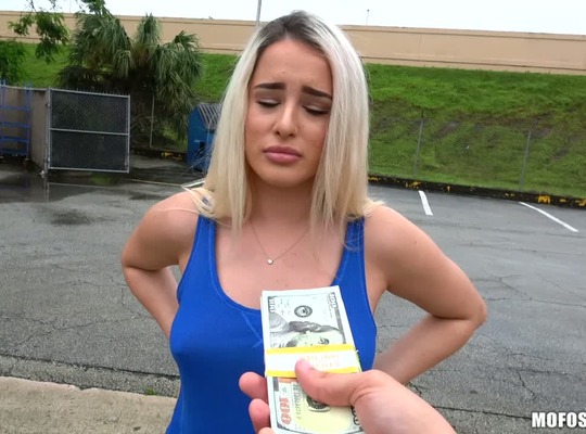 MOFOS2018-01-20金发美人在车库里骑着阳具