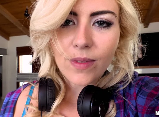 MOFOS2017-08-11电臀舞金发女郎吹保险员