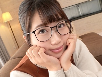 骑兵破解SIRO-4822 【初撮り】【メガネ女子】【浓厚がっつきフェラ】真面目そうに见えてハメ潮を连発する敏感むっつりスケベっ娘を発掘。男根でいっぱい突