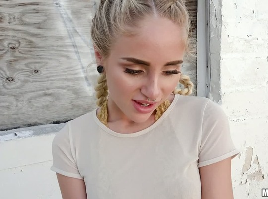 MOFOS2017-07-12友好的金发女郎在公共场合激烈做爱