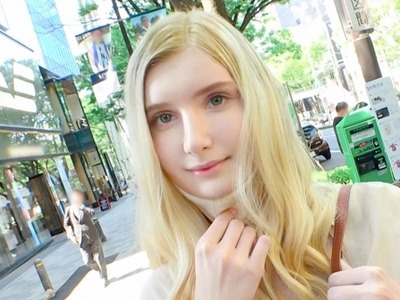 骑兵破解GANA-2491 マジ軟派、初撮。 1641 表参道を颯爽と歩く正真正銘の金髪白人美女！耳に優しく触れると呆けた表情に…押しに弱いのか、流されるまま真っ