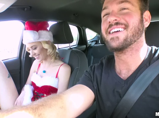 MOFOS2016-12-30荷莉那个淫荡的圣诞搭便车者