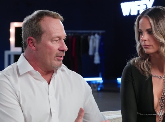 WIFEY2026-03-29哈莉和特拉维斯金发美女握着老公的手被狠狠干了