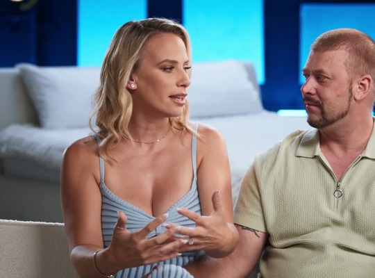 WIFEY2025-03-19萨迪和乔阳具渴望的热妻子得到了内射