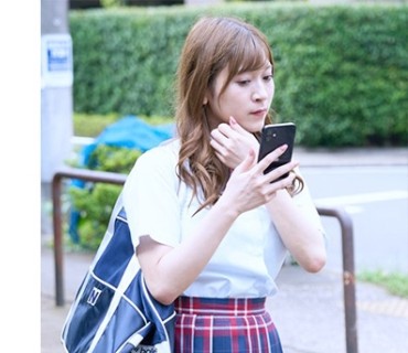 SRYA-085 ちょいギャルJ系にパンチラ盗撮ツキマトイ。鋭い勘が働いたのか背后の僕に不审げに见つめ…。帰宅后の无防备に寝ている唇に昏●キス、69