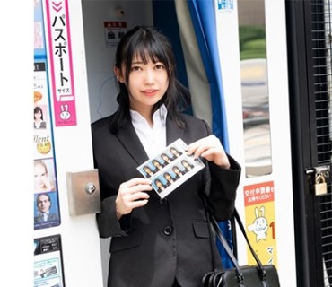 SRYA-077 【リクスー姿の巨乳就活生】『就職内定率を上げる方法』教えますとナンパ！裸の男に動揺せずに面接をこなそうとするも、巨チンにモジモ