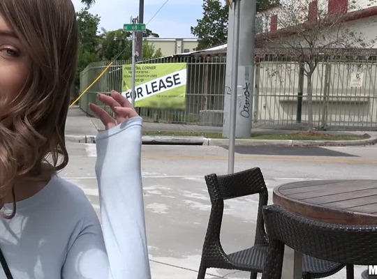 MOFOS2016-04-22苗条可爱的小姑娘张开了她的美穴