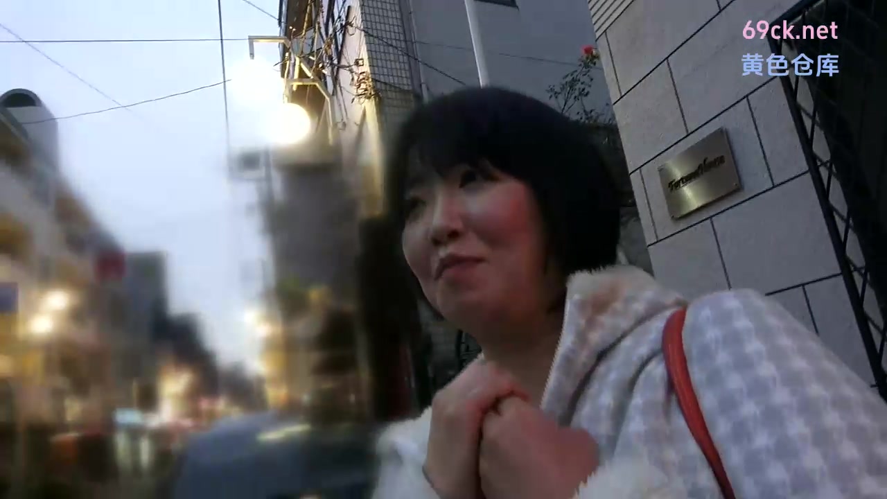 骑兵破解OSBR-077 おばちゃんをお世辞で舞い上がらせアナルに