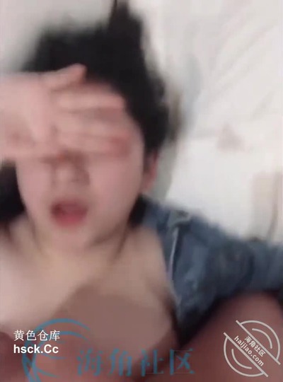 海角社区・今天出来和姐姐开房・姐姐还是那样放不开・不敢直视我