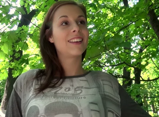 MOFOS2015-10-25棕发女郎为钱吸吮阳具