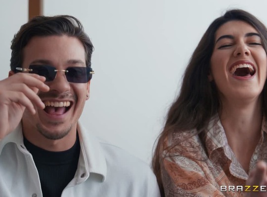 BRAZZERS2026-03-15脱衣扑克在走廊里