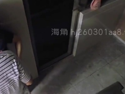 妈妈半推半就的在厨房被我操到回房间