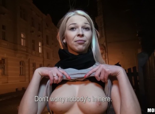 MOFOS2014-08-31在布拉格街头裸体