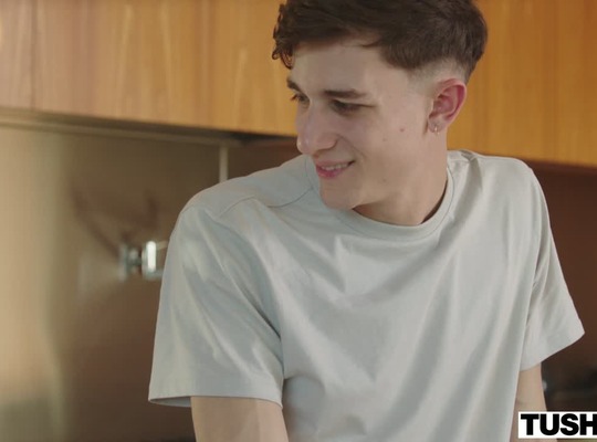 TUSHY2024-01-01公主对她最好的朋友的弟弟有意进行肛交