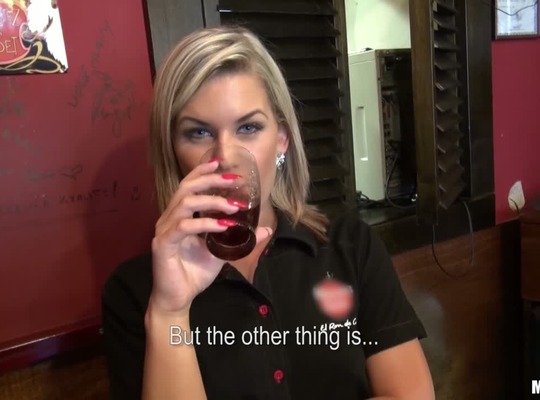 MOFOS2012-10-01女侍应发生了关系